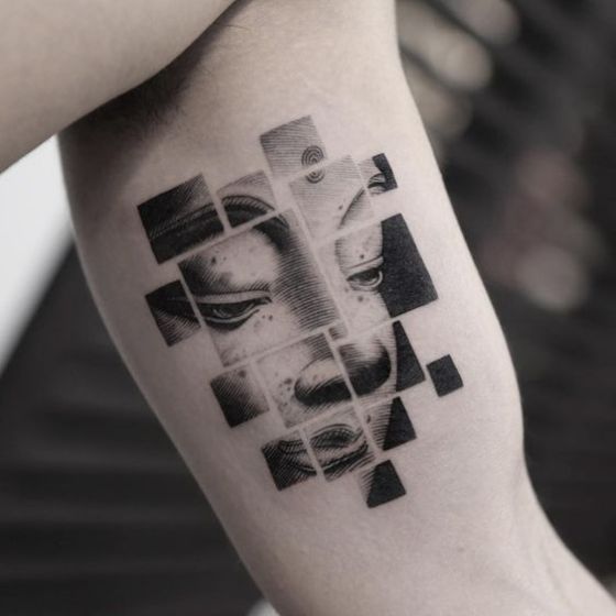caras tatuajes en el brazo