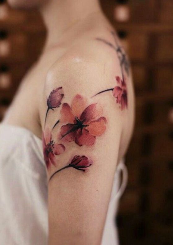 rosas en el hombro tatuaje