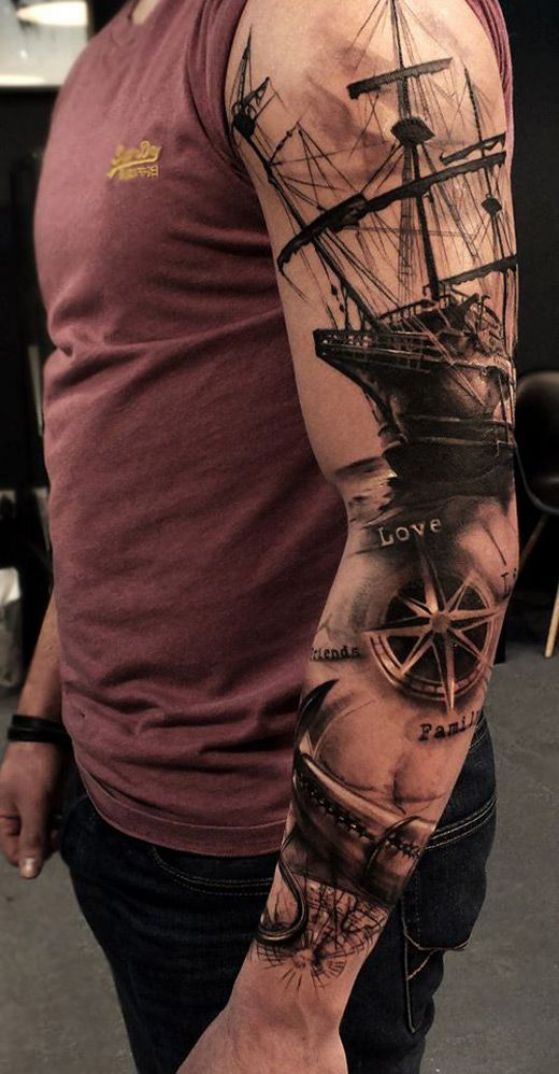 tatauje marinos en el brazo