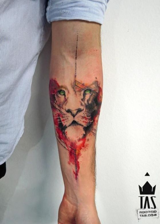tatuaje de leon para un brazo