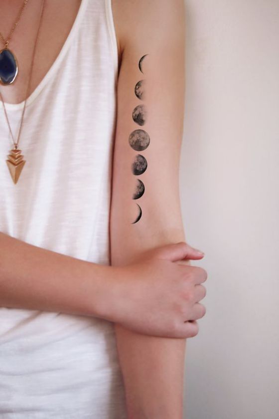 tatuajes de luna en el brazo