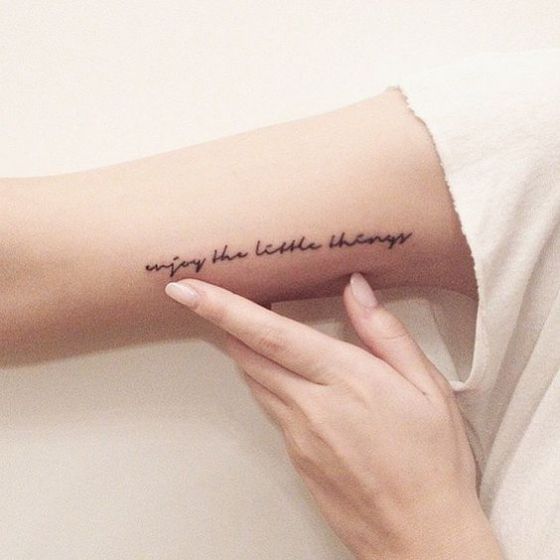 tatuajes letras en el brazo