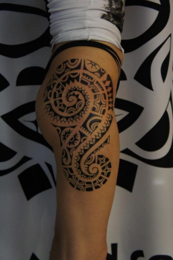 tribal tatuaje en la pierna