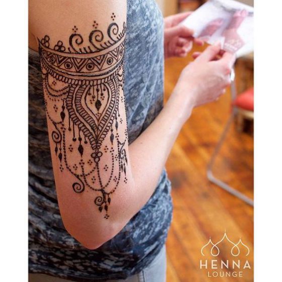 tatuaje de henna en el brazo