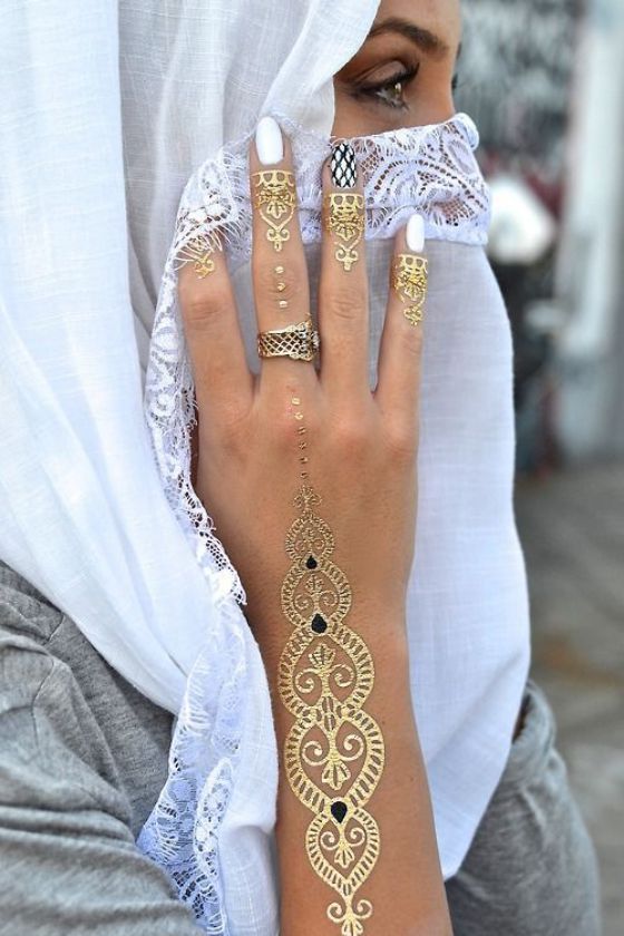tatuajes dorados para los dedos