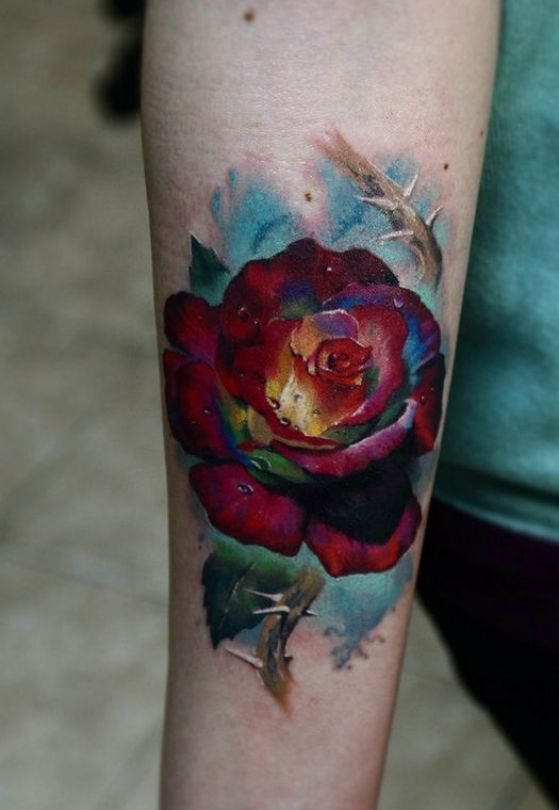 rosa con espinas tatuaje