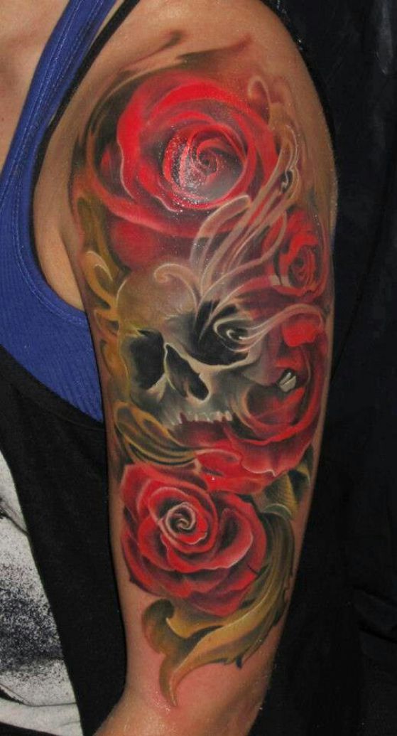 tatuaje de calavera con rosas